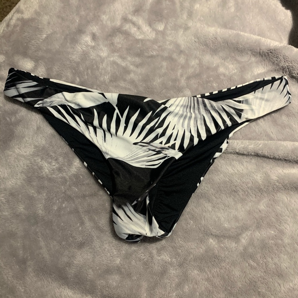 Reversible Hawaiian and black bikini bottoms